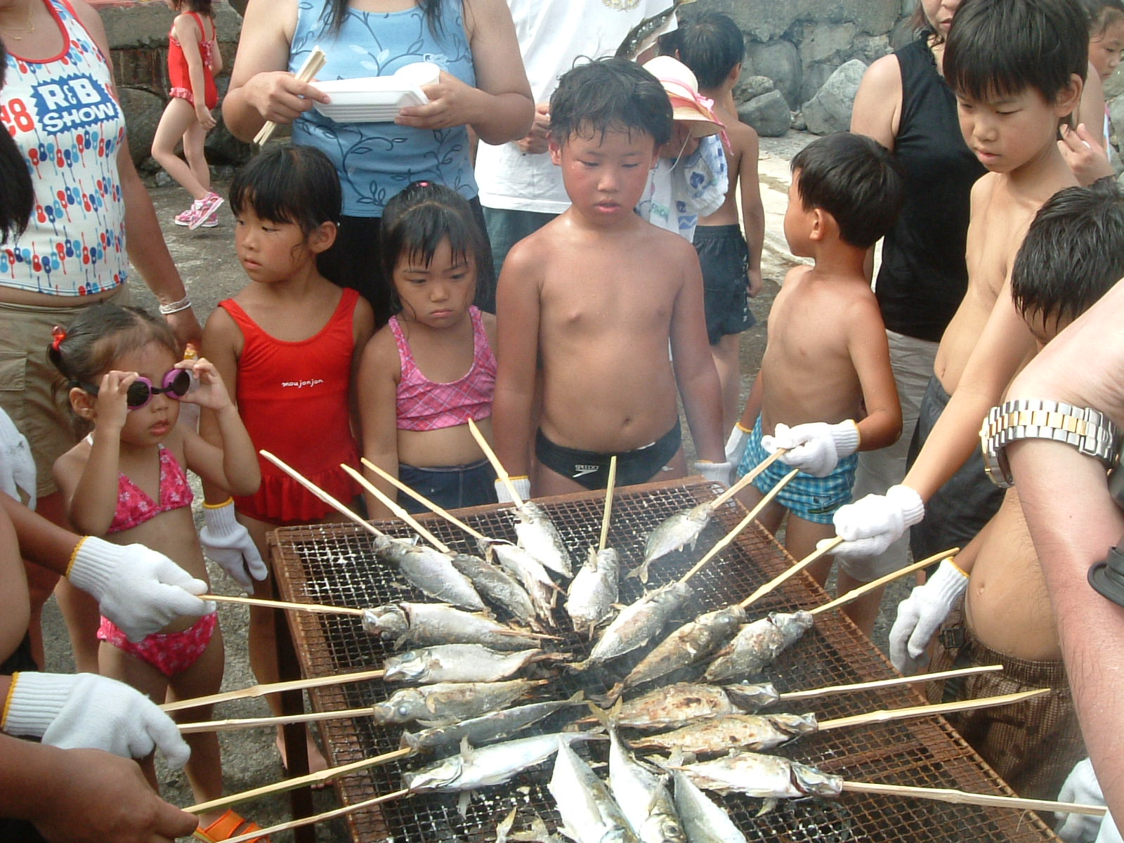 東伊豆町 観光案内 熱川海岸 ちびっこフェスタ魚のつかみ取りバーベキュー大会