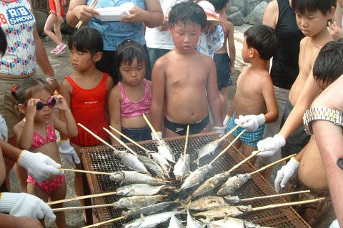 熱川海岸　ちびっこフェスタ魚のつかみ取りバーベキュー大会